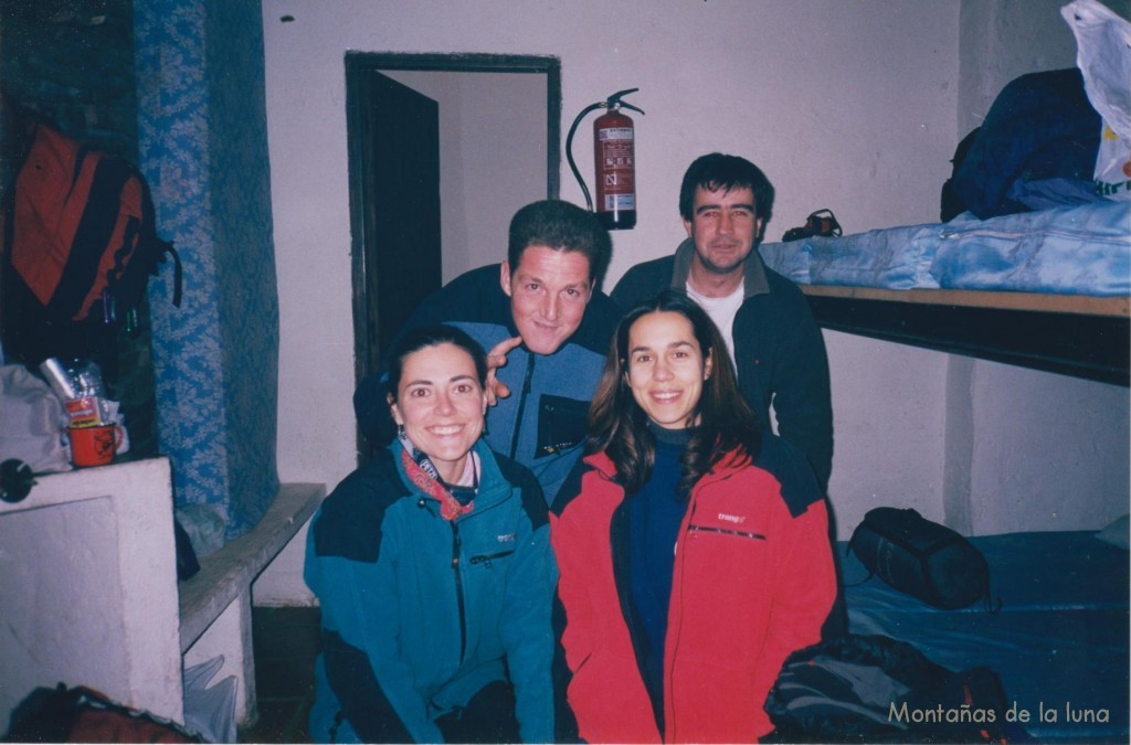De izquierda a derecha: Sara, Pepe Díaz, Patri y Joaquín en el Refugio Postero Alto. Habitación Lobos